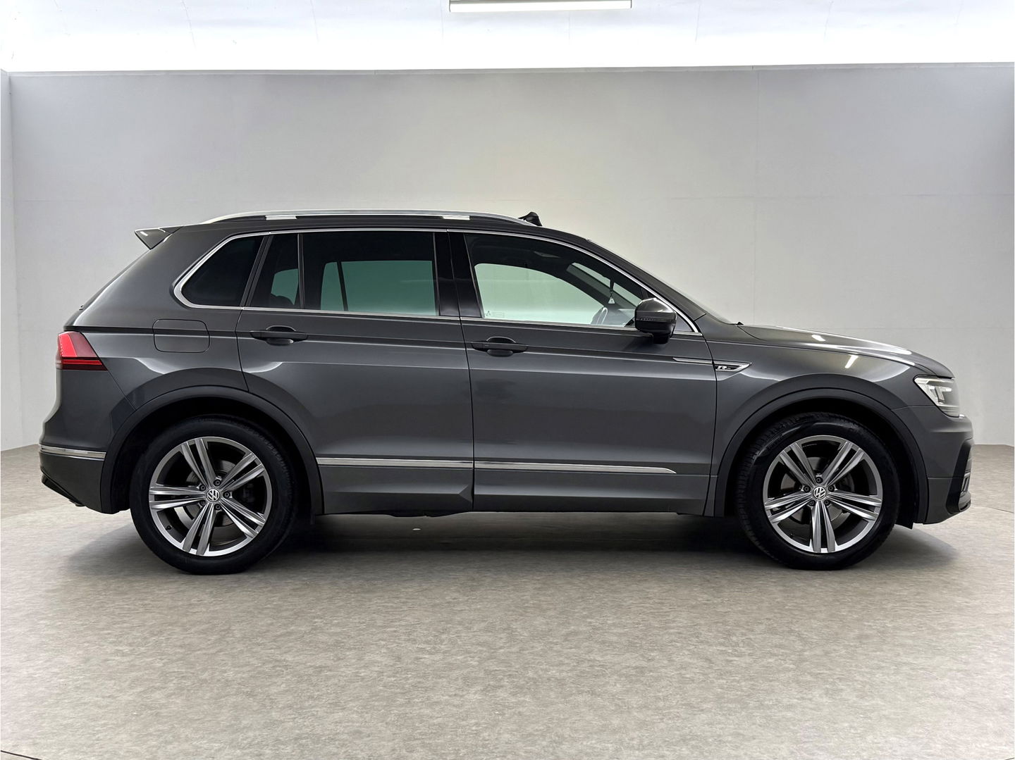 Volkswagen Tiguan 1.5 TSI ACT R-line 150PK | Pano | Virtual | Carplay | Trekh. | Keyless | Adaptive Cruise | Stoelverw.
