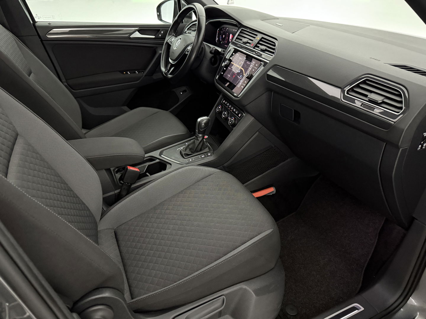 Volkswagen Tiguan 1.5 TSI ACT R-line 150PK | Pano | Virtual | Carplay | Trekh. | Keyless | Adaptive Cruise | Stoelverw.
