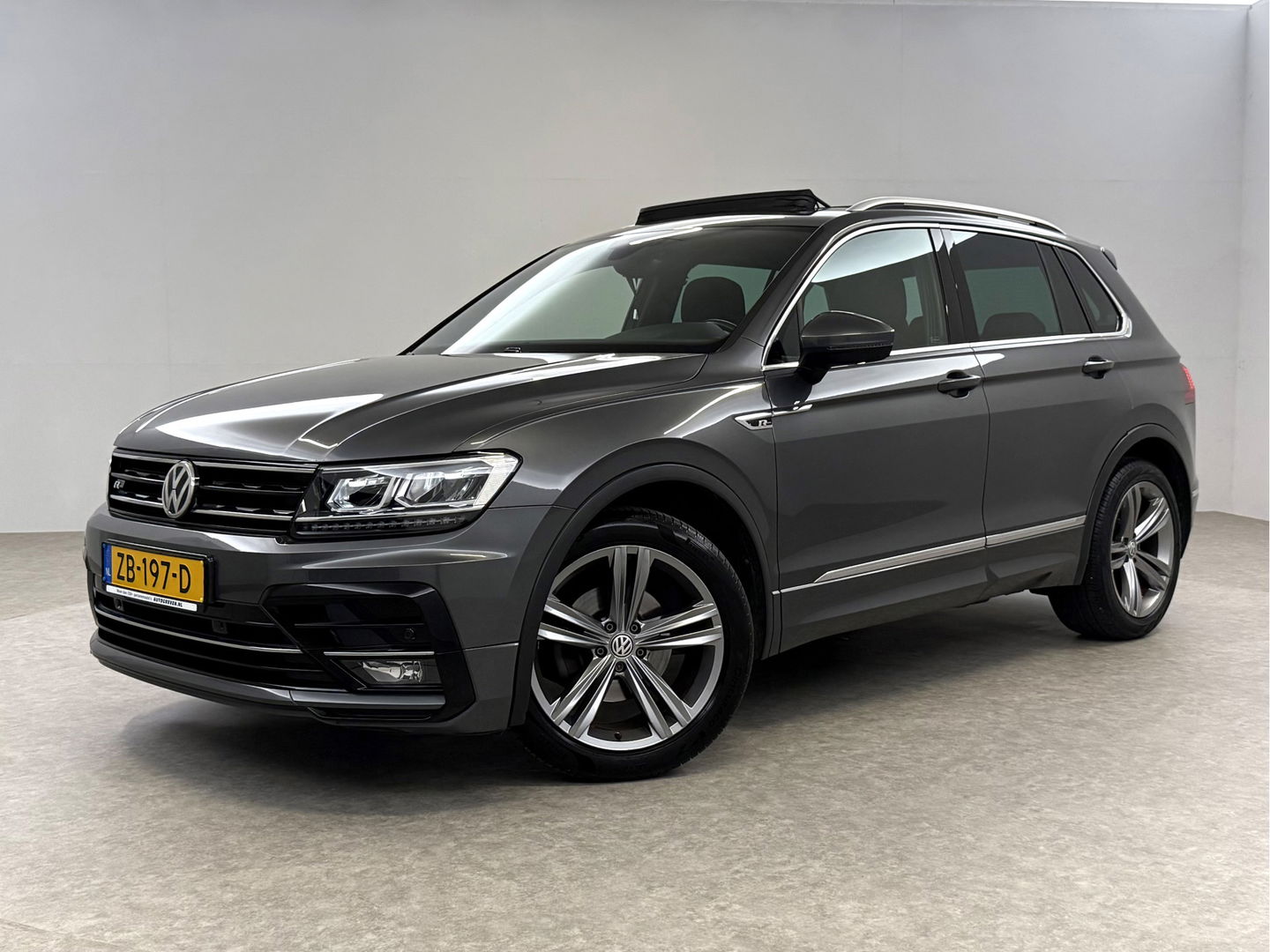 Volkswagen Tiguan 1.5 TSI ACT R-line 150PK | Pano | Virtual | Carplay | Trekh. | Keyless | Adaptive Cruise | Stoelverw.