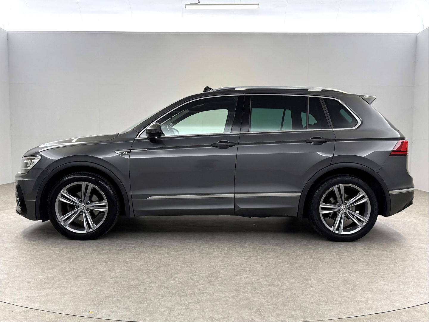 Volkswagen Tiguan 1.5 TSI ACT R-line 150PK | Pano | Virtual | Carplay | Trekh. | Keyless | Adaptive Cruise | Stoelverw.