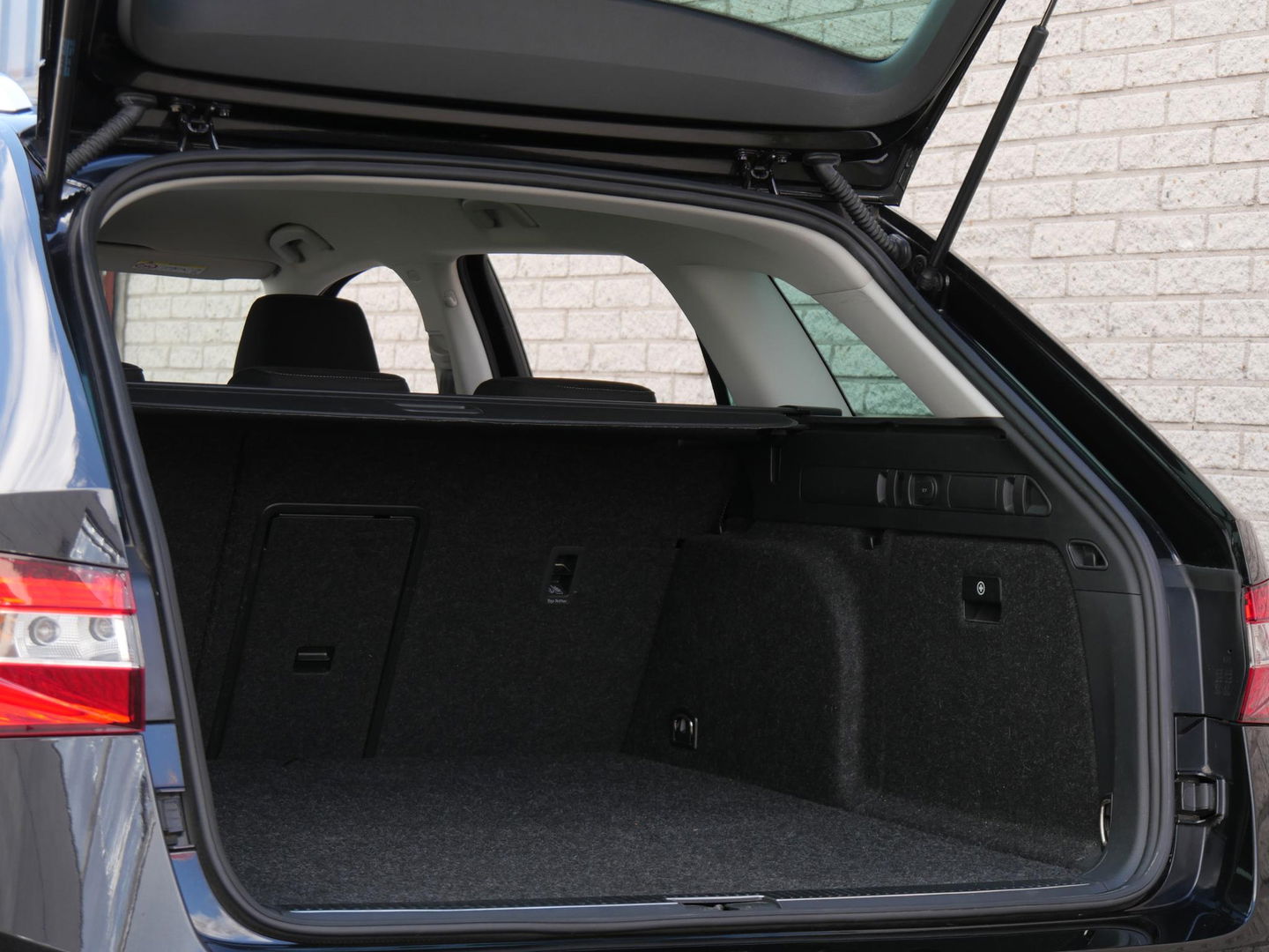 Škoda Superb Combi 1.4TSI iV BUSINESS EDITION PLUS/ CAMERA/ PDC V+A