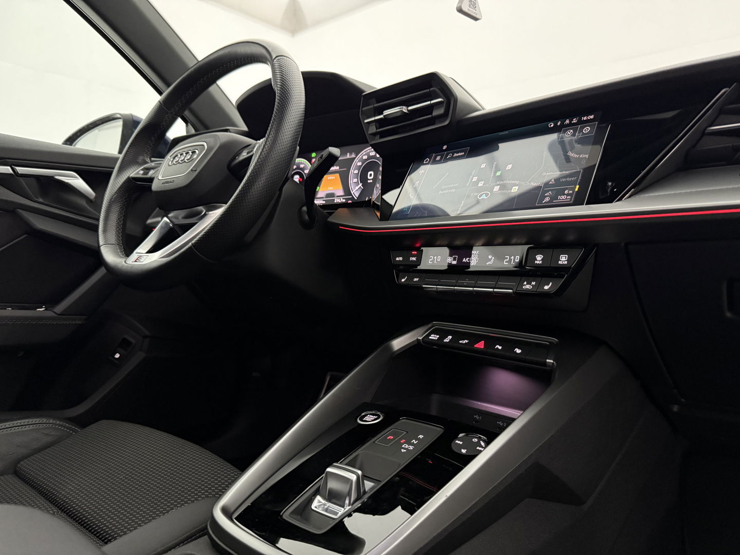 Audi A3 40 TFSI e 225PK S-Line | Pano | Sfeerverl. | Virtual | Adaptive Cruise | Carplay | Stoelverw.