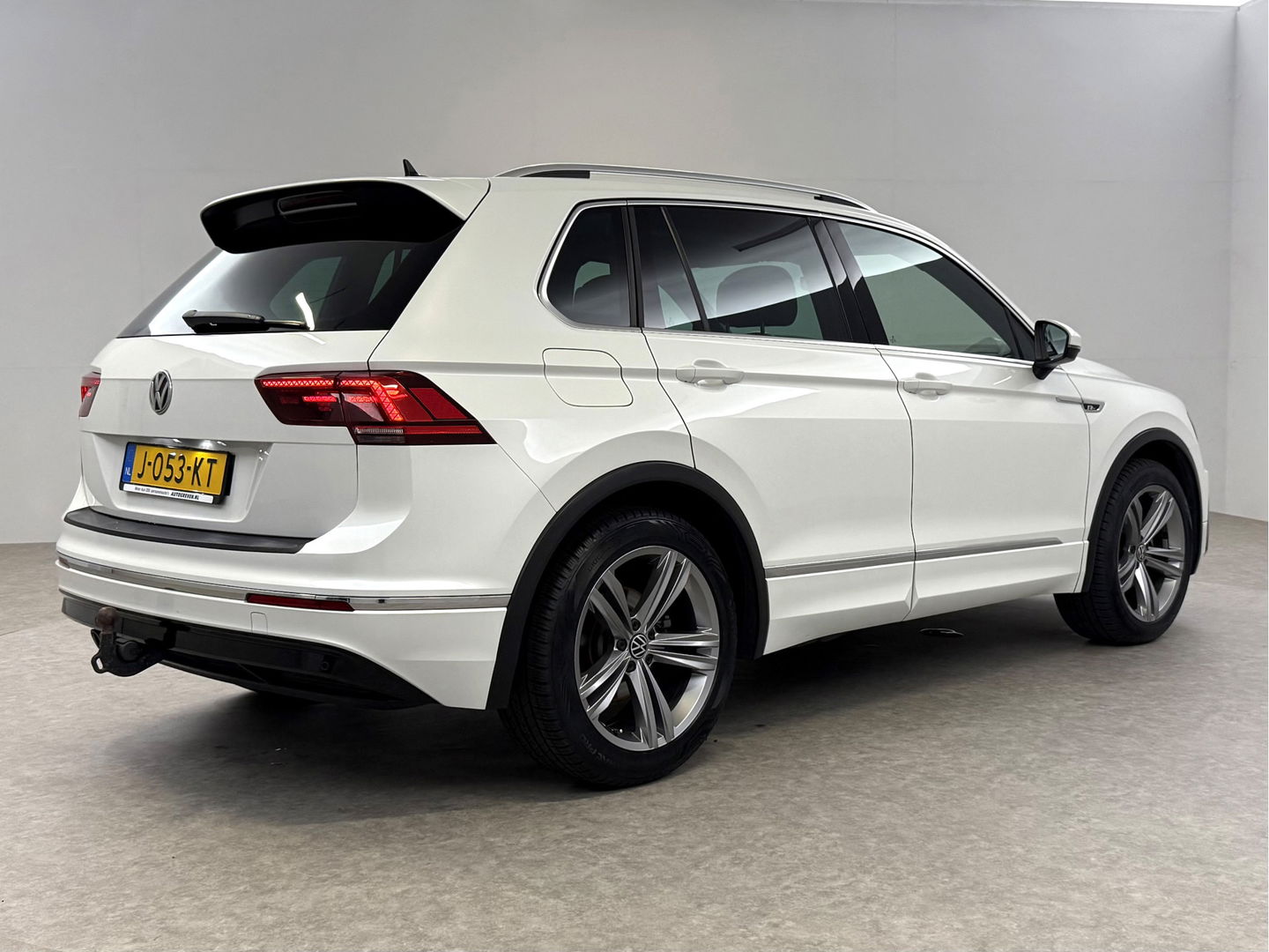 Volkswagen Tiguan 1.5 TSI ACT 150PK R-line | Virtual | Carplay | Trekh. | Adaptive Cruise | LED | Parkeersens.