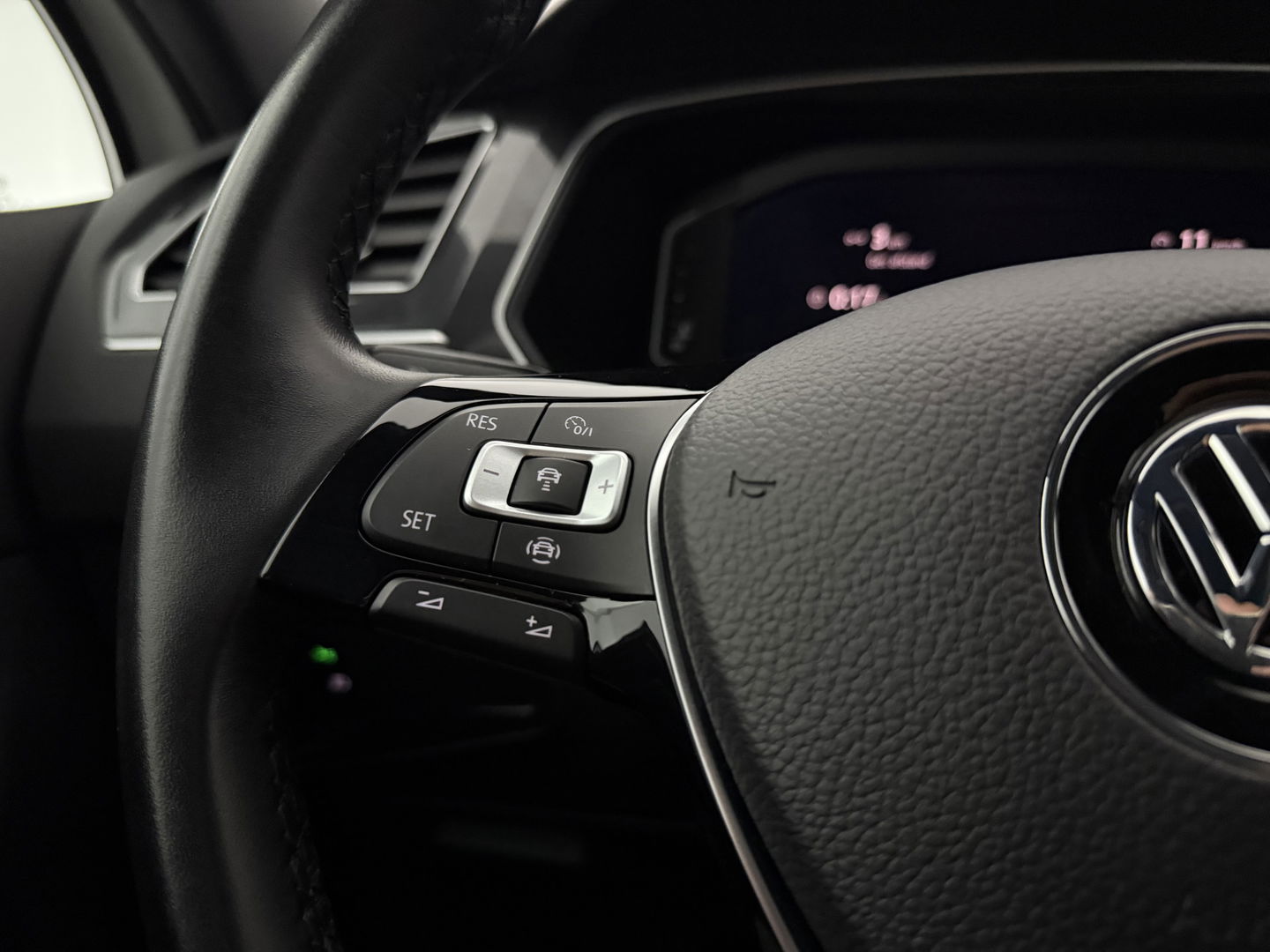 Volkswagen Tiguan 1.5 TSI ACT 150PK R-line | Virtual | Carplay | Trekh. | Adaptive Cruise | LED | Parkeersens.
