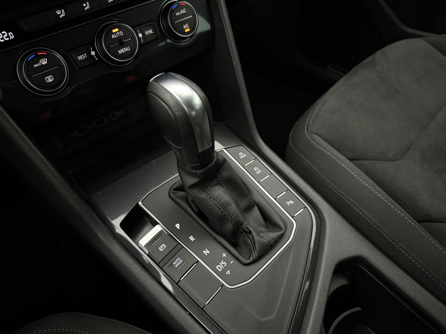 Volkswagen Tiguan 1.5 TSI ACT 150PK R-line | Virtual | Carplay | Trekh. | Adaptive Cruise | LED | Parkeersens.