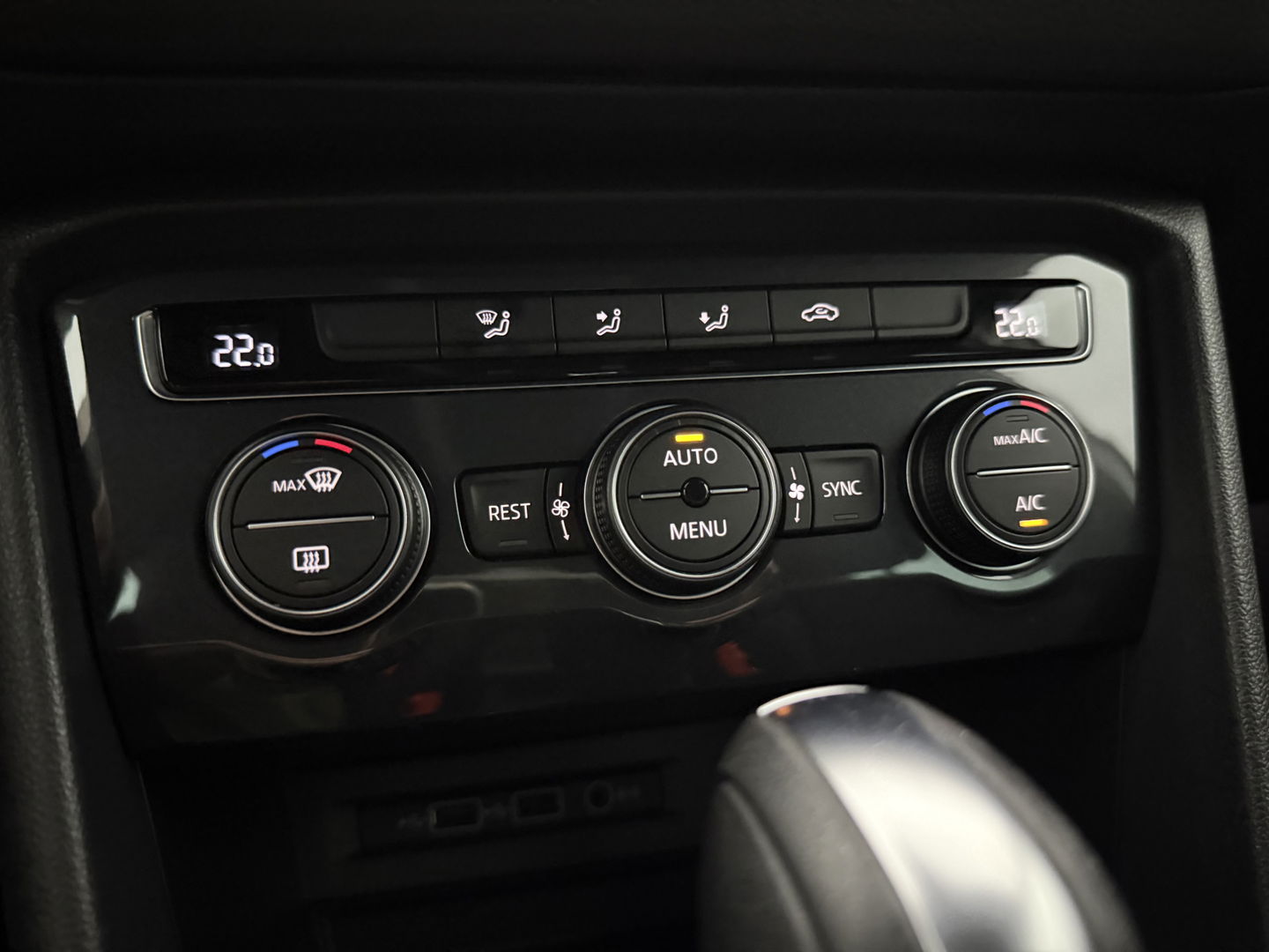 Volkswagen Tiguan 1.5 TSI ACT 150PK R-line | Virtual | Carplay | Trekh. | Adaptive Cruise | LED | Parkeersens.