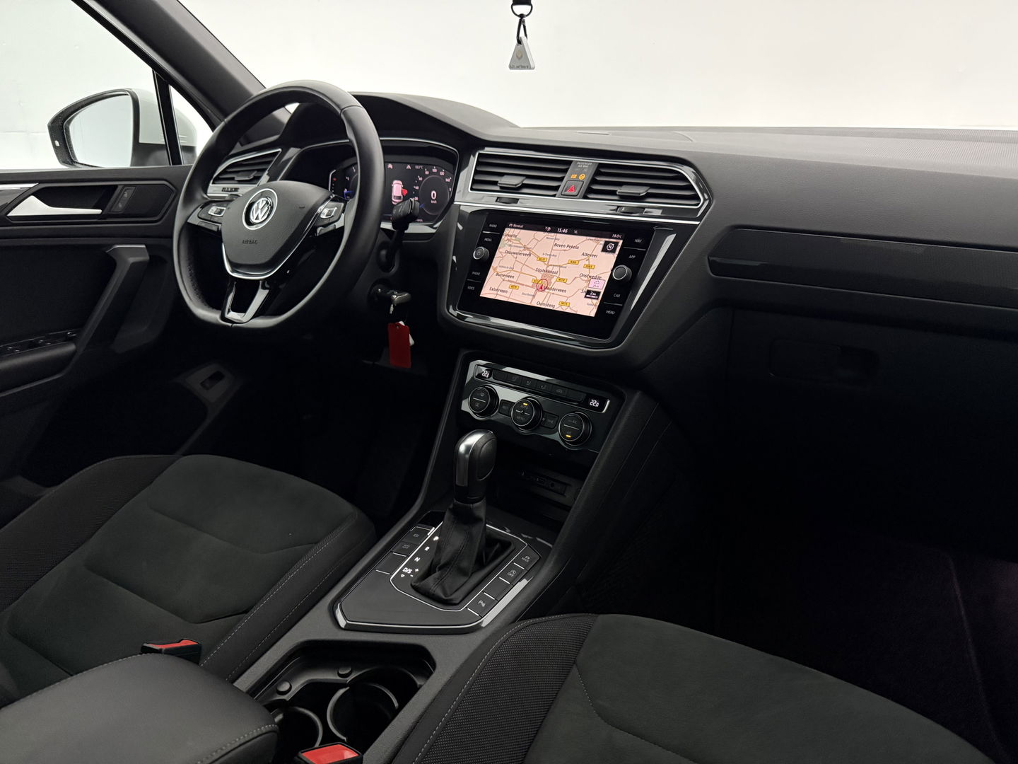 Volkswagen Tiguan 1.5 TSI ACT 150PK R-line | Virtual | Carplay | Trekh. | Adaptive Cruise | LED | Parkeersens.