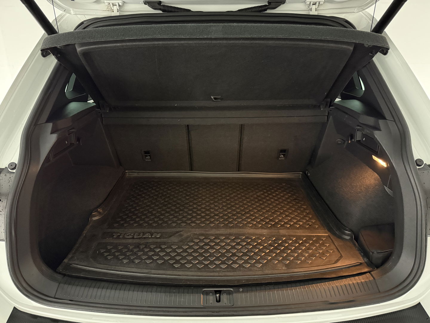 Volkswagen Tiguan 1.5 TSI ACT 150PK R-line | Virtual | Carplay | Trekh. | Adaptive Cruise | LED | Parkeersens.