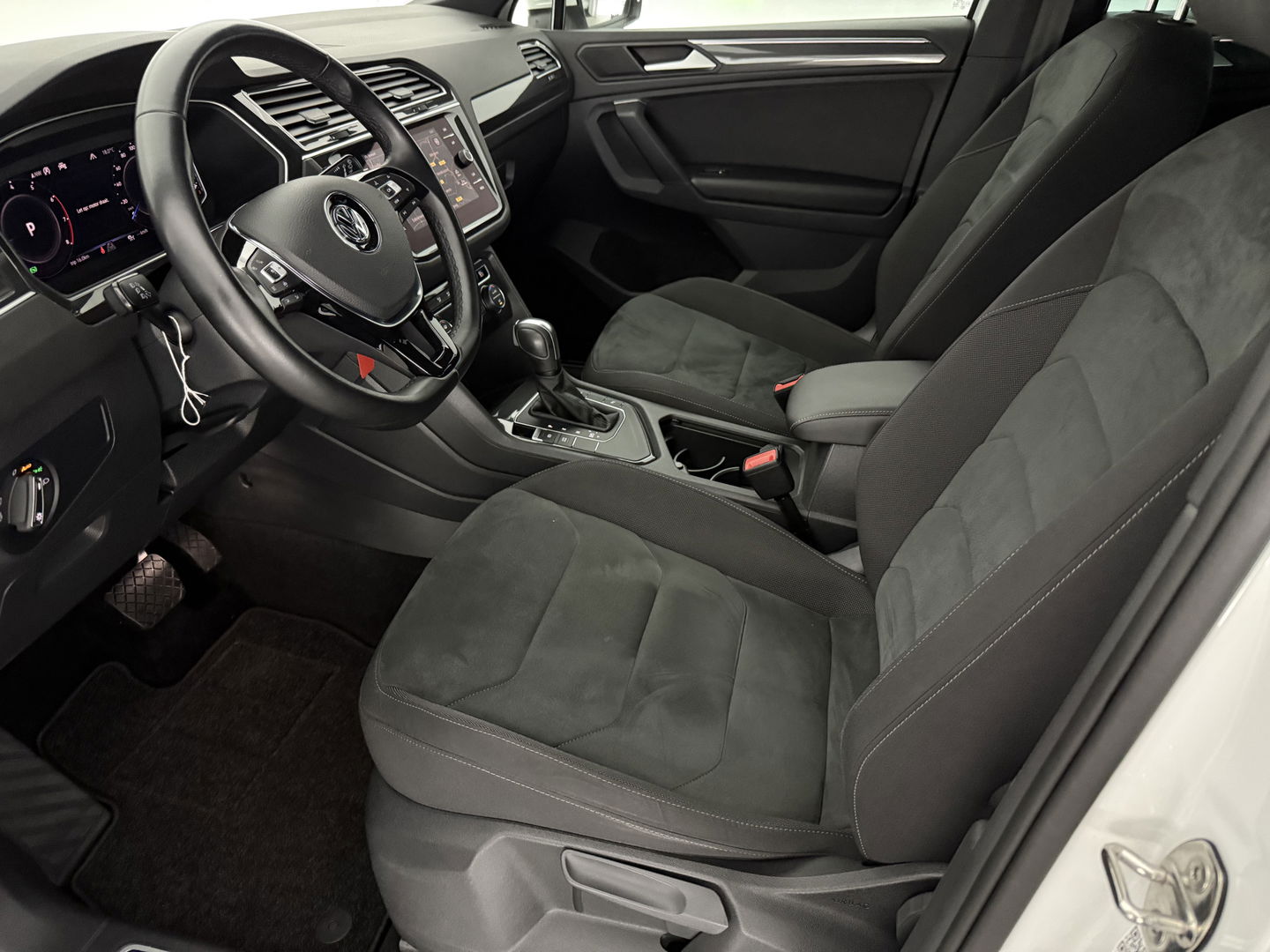 Volkswagen Tiguan 1.5 TSI ACT 150PK R-line | Virtual | Carplay | Trekh. | Adaptive Cruise | LED | Parkeersens.