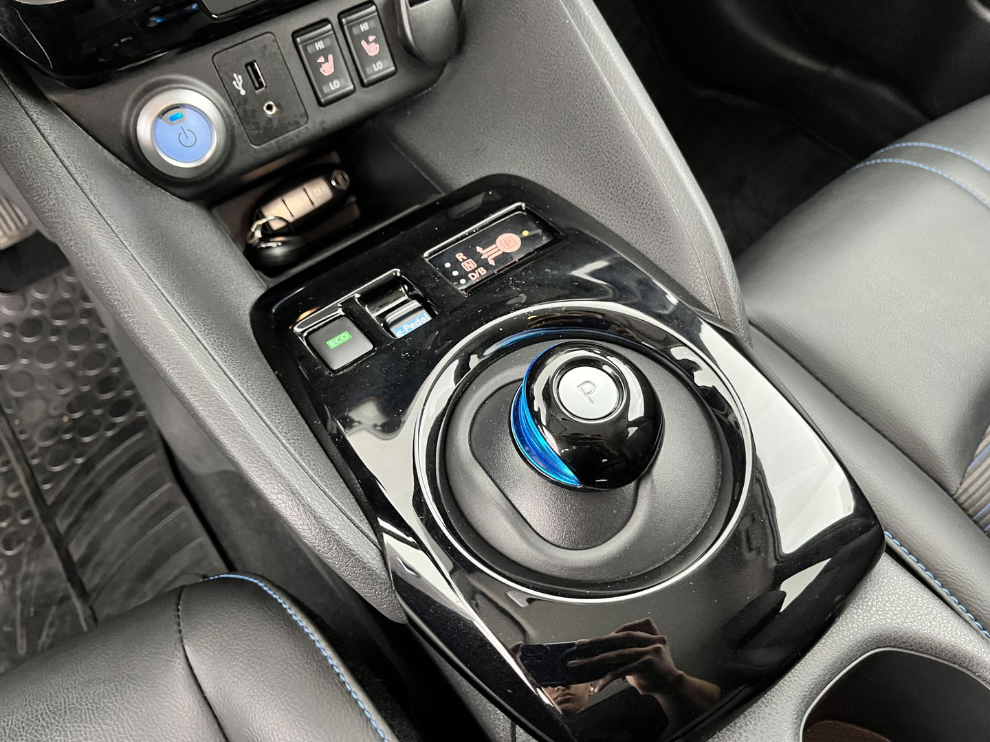Nissan Leaf Tekna 40 kWh {SOH-92%} Aut. *LEATHER-FABRIC | FULL-LED | BOSE-SURROUND | ADAPTIVE-CRUISE | TOPVIEW | KEYLESS | NAVI-FULLMAP | BLINDSPOT | DAB+ | PDC | HEATED-COMFORTSEATS | TOWBAR | DIGI-COCKPIT | 17"ALU