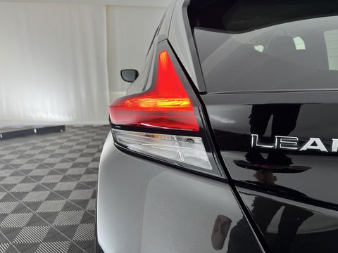 Nissan Leaf Tekna 40 kWh {SOH-92%} Aut. *LEATHER-FABRIC | FULL-LED | BOSE-SURROUND | ADAPTIVE-CRUISE | TOPVIEW | KEYLESS | NAVI-FULLMAP | BLINDSPOT | DAB+ | PDC | HEATED-COMFORTSEATS | TOWBAR | DIGI-COCKPIT | 17"ALU