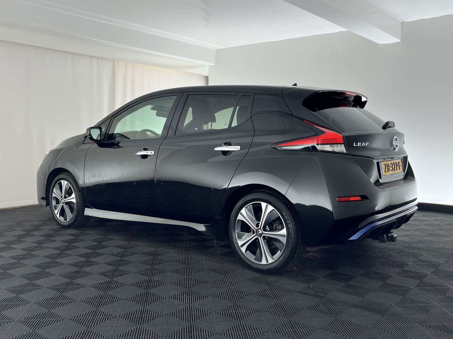 Nissan Leaf Tekna 40 kWh {SOH-92%} Aut. *LEATHER-FABRIC | FULL-LED | BOSE-SURROUND | ADAPTIVE-CRUISE | TOPVIEW | KEYLESS | NAVI-FULLMAP | BLINDSPOT | DAB+ | PDC | HEATED-COMFORTSEATS | TOWBAR | DIGI-COCKPIT | 17"ALU