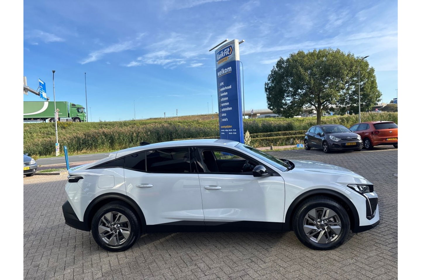 Peugeot 408 1.2 PURETECH ALLUREPACK AUTOMAAT 130PK AIRCO NAVI CLIMA PDC-CAMERA I-TOGGLE.