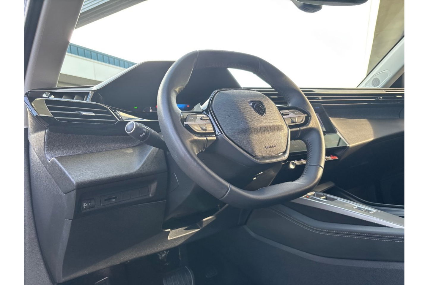 Peugeot 408 1.2 PURETECH ALLUREPACK AUTOMAAT 130PK AIRCO NAVI CLIMA PDC-CAMERA I-TOGGLE.