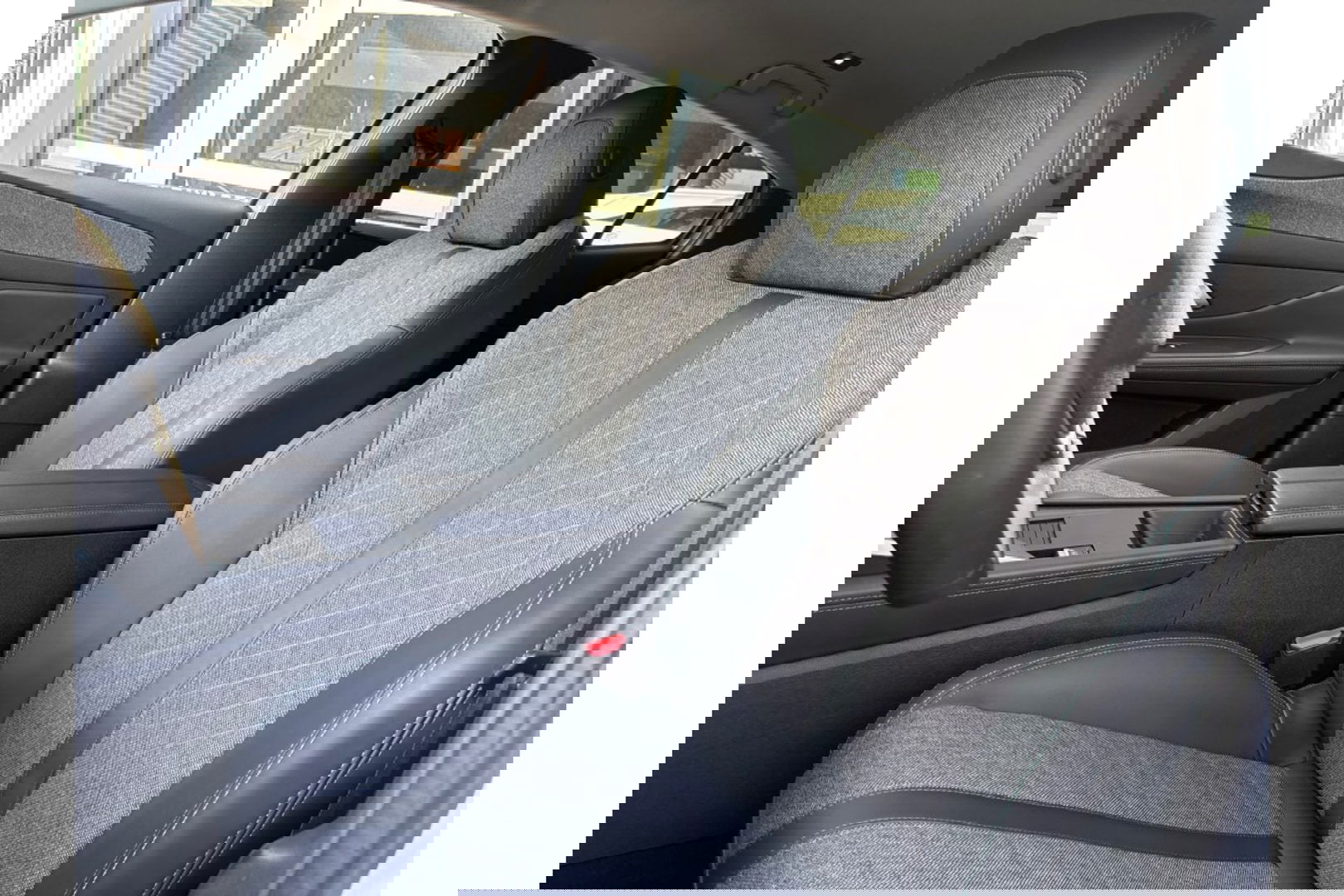 Peugeot 408 1.2 PURETECH ALLUREPACK AUTOMAAT 130PK AIRCO NAVI CLIMA PDC-CAMERA I-TOGGLE.