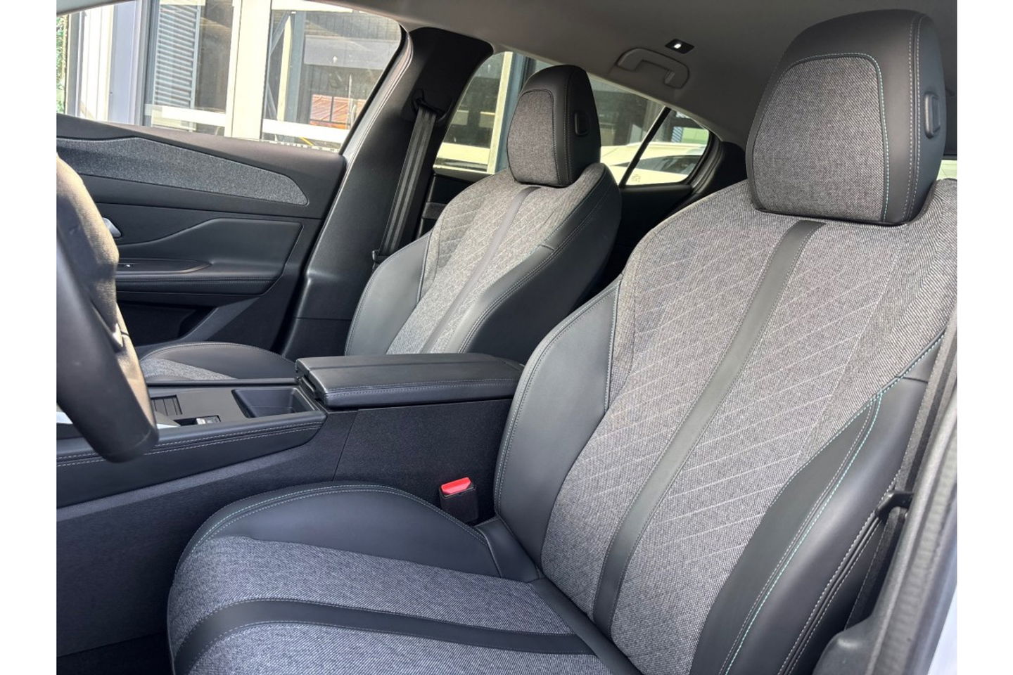 Peugeot 408 1.2 PURETECH ALLUREPACK AUTOMAAT 130PK AIRCO NAVI CLIMA PDC-CAMERA I-TOGGLE.