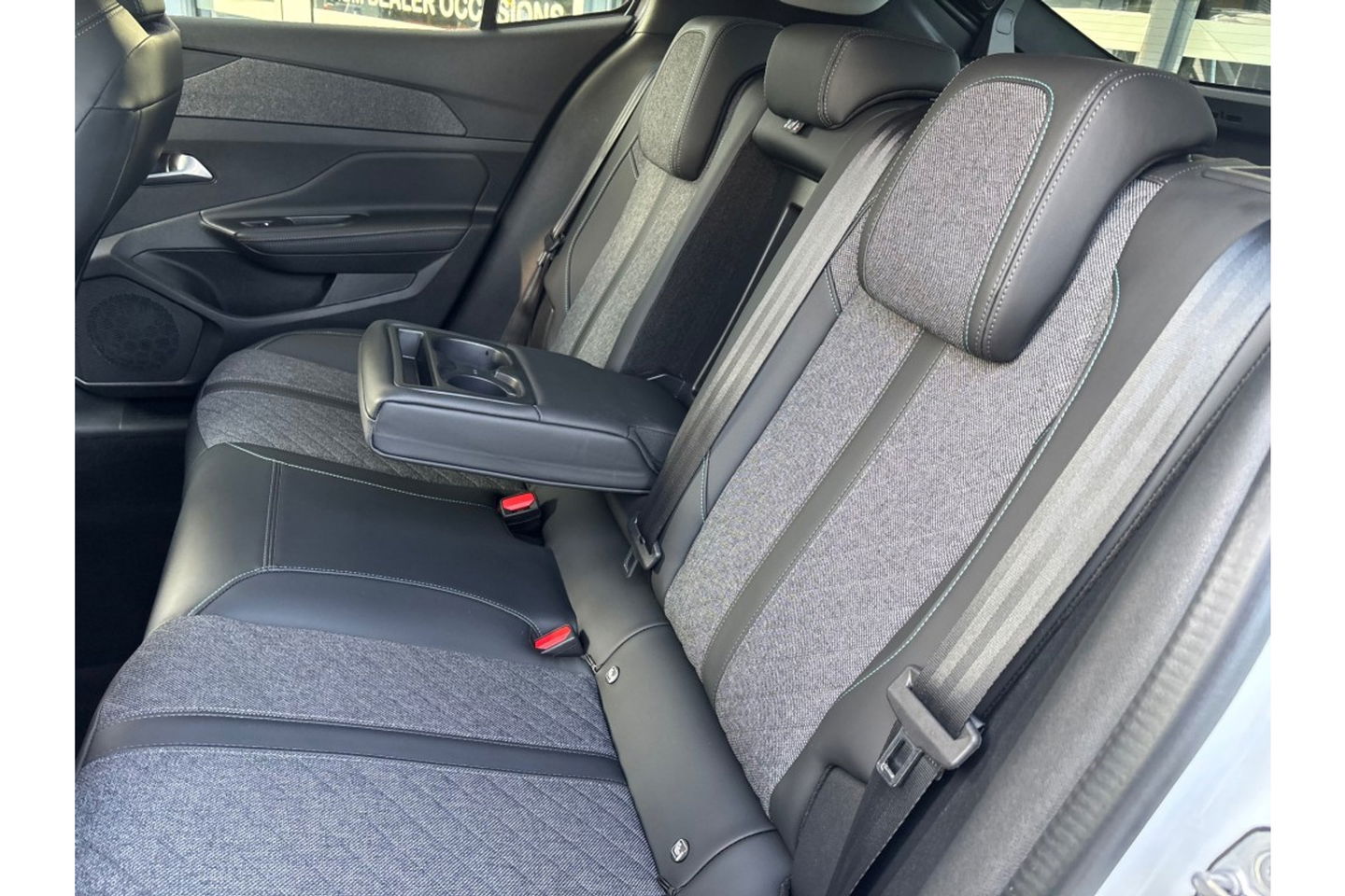 Peugeot 408 1.2 PURETECH ALLUREPACK AUTOMAAT 130PK AIRCO NAVI CLIMA PDC-CAMERA I-TOGGLE.