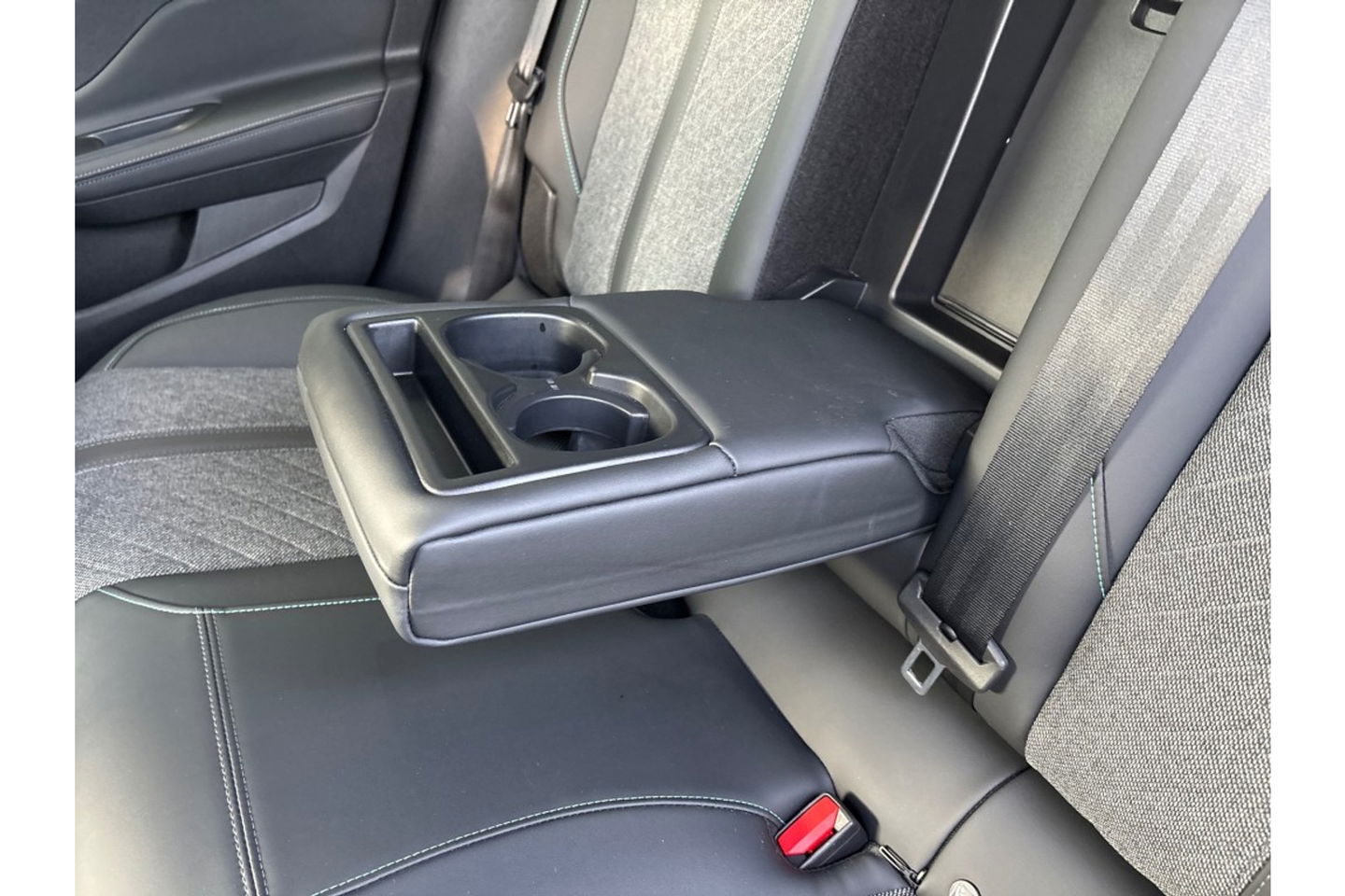 Peugeot 408 1.2 PURETECH ALLUREPACK AUTOMAAT 130PK AIRCO NAVI CLIMA PDC-CAMERA I-TOGGLE.