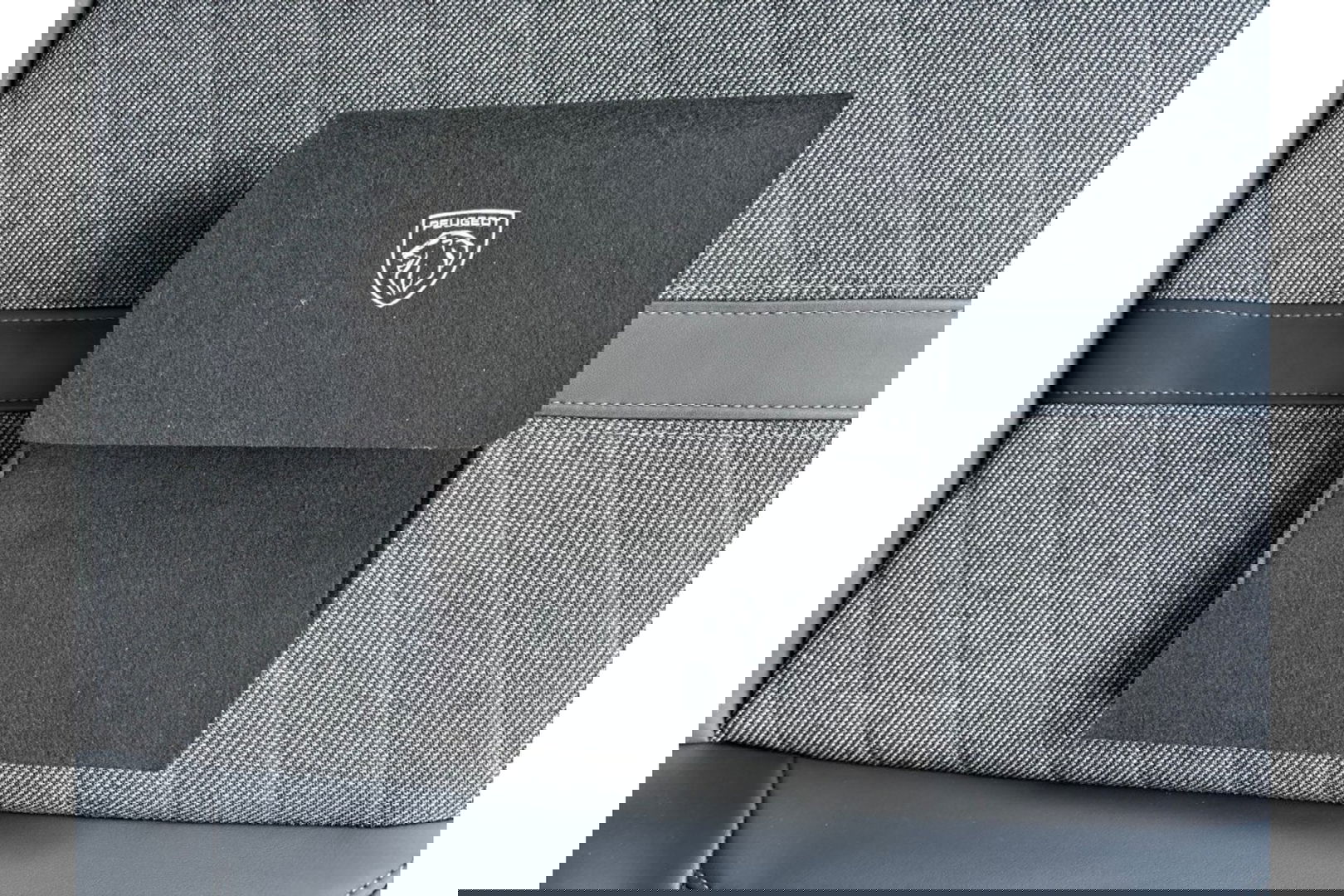 Peugeot 408 1.2 PURETECH ALLUREPACK AUTOMAAT 130PK AIRCO NAVI CLIMA PDC-CAMERA I-TOGGLE.