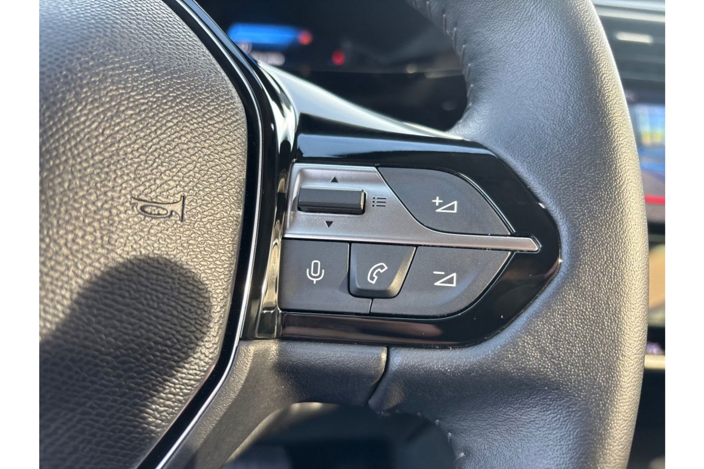 Peugeot 408 1.2 PURETECH ALLUREPACK AUTOMAAT 130PK AIRCO NAVI CLIMA PDC-CAMERA I-TOGGLE.