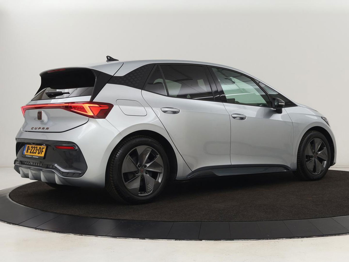 CUPRA Born Business 62 kWh | Stoel & stuurverwarming | Camera | Adaptive cruise | Carplay | Navigatie | Sportstoelen | Parkeerhulp