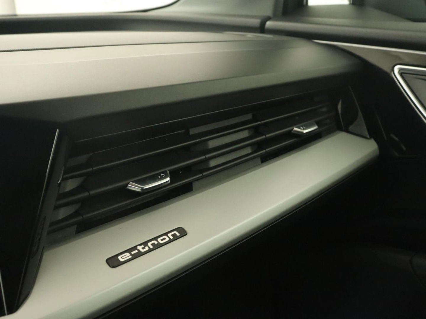 Audi Q4 Sportback e-tron 35 Edition 55 kWh | Camera | Carplay | DAB | Full LED | Parkeerhulp | Climate control | Cruise control | 19'' lichtmetalen velgen