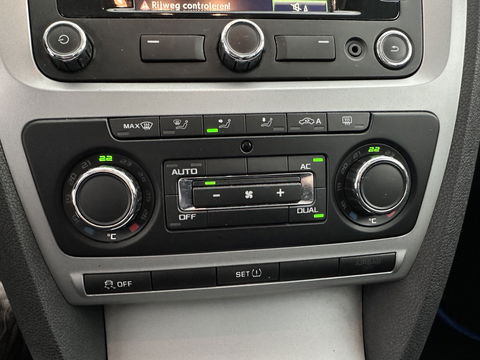 Škoda Octavia Combi 1.6 TDI Ambition Business Line Aut. *NAVI-FULLMAP | AIRCO | CRUISE | AMUNDSEN-AUDIO | PDC | COMFORT-SEATS | TOWBAR | 15''ALU*