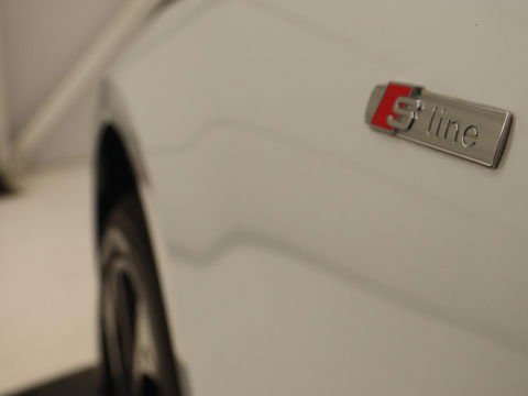 Audi A4 2.0 TFSI Sport S Line Edition | Panoramadak | Carplay | Virtual Cockpit | Sportstoelen | Half leder | Navigatie | Camera | Climate control | Parkeerhulp | Full LED