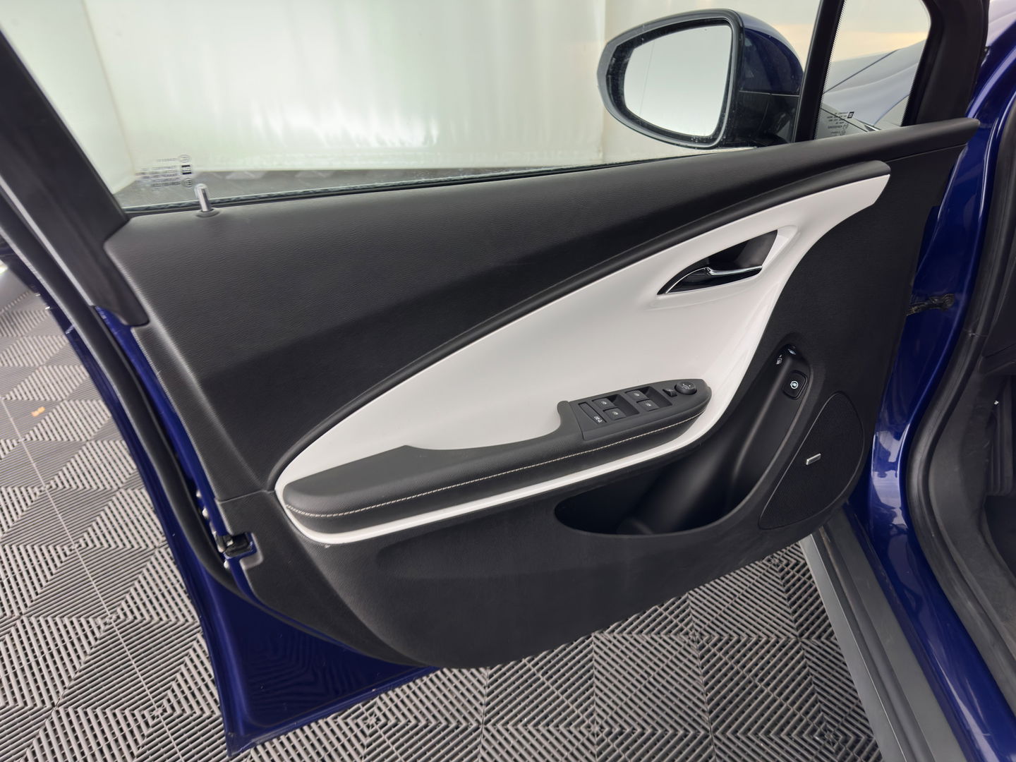 Chevrolet Volt 1.4 LTZ Aut. *PANO | LUXURY-LEATHER | HEATED-COMFORTSEATS | CRUISE | DIGI-COCKPIT | KEYLESS | ECC | 17"ALU*