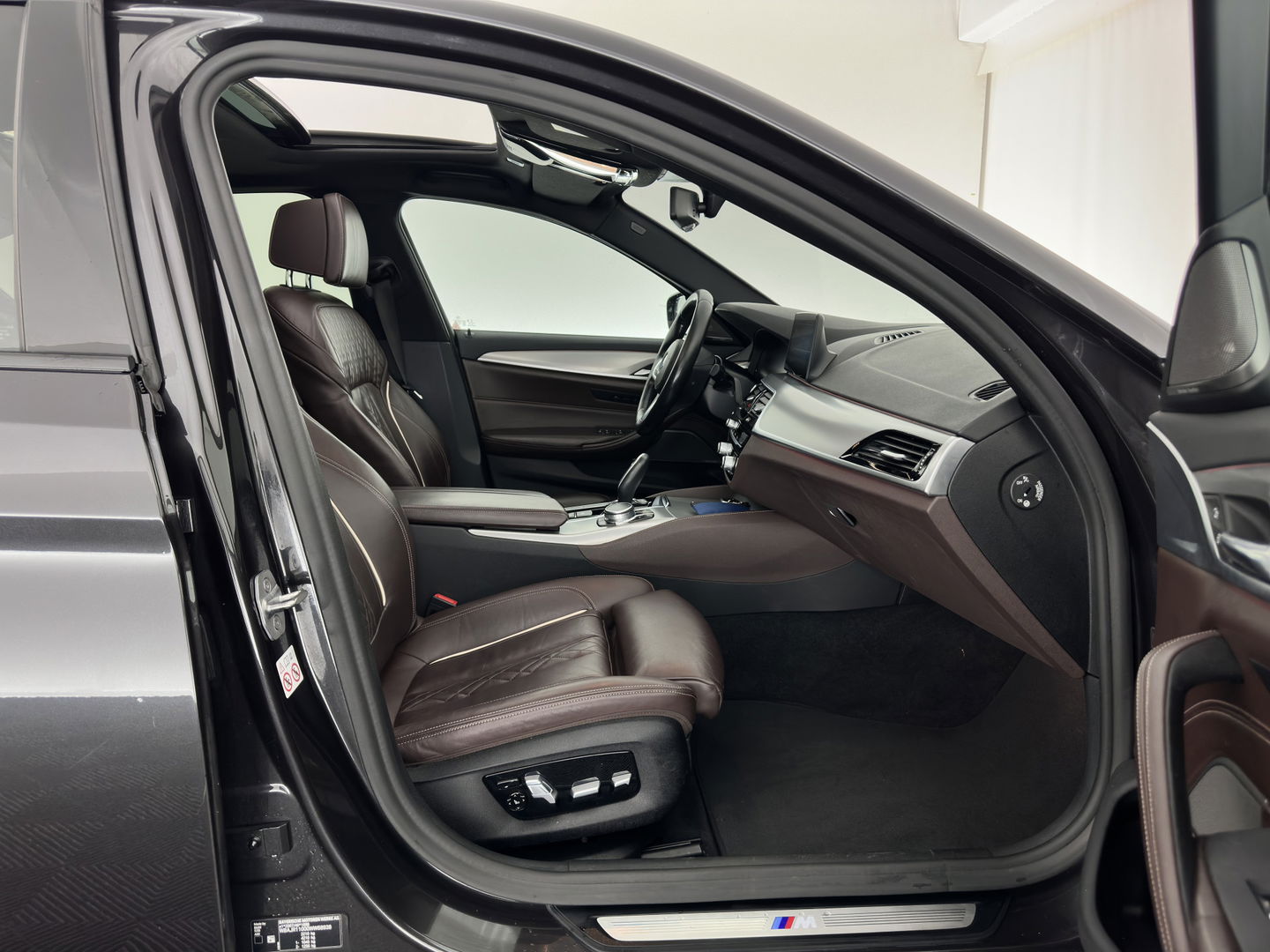 BMW 5 Serie 520i High Executive Edition M-Sportpack Aut. *PANO | LUXURY-LEATHER | FULL-LED | HARMAN/KARDON | MEMORY-PACK | DIGI-COCKPIT | NAVI-FULLMAP | HEATED-SPORTSEATS | DAB+ | AMBIENT-LIGHT | ECC | PDC | CRUISE | 19''ALU*