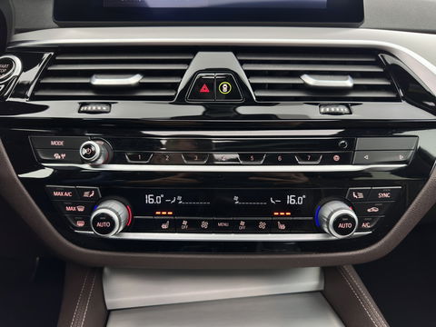 BMW 5 Serie 520i High Executive Edition M-Sportpack Aut. *PANO | LUXURY-LEATHER | FULL-LED | HARMAN/KARDON | MEMORY-PACK | DIGI-COCKPIT | NAVI-FULLMAP | HEATED-SPORTSEATS | DAB+ | AMBIENT-LIGHT | ECC | PDC | CRUISE | 19''ALU*
