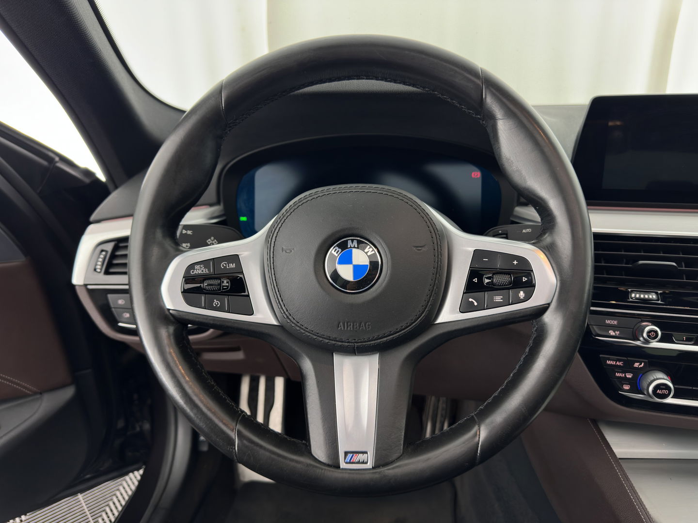 BMW 5 Serie 520i High Executive Edition M-Sportpack Aut. *PANO | LUXURY-LEATHER | FULL-LED | HARMAN/KARDON | MEMORY-PACK | DIGI-COCKPIT | NAVI-FULLMAP | HEATED-SPORTSEATS | DAB+ | AMBIENT-LIGHT | ECC | PDC | CRUISE | 19''ALU*