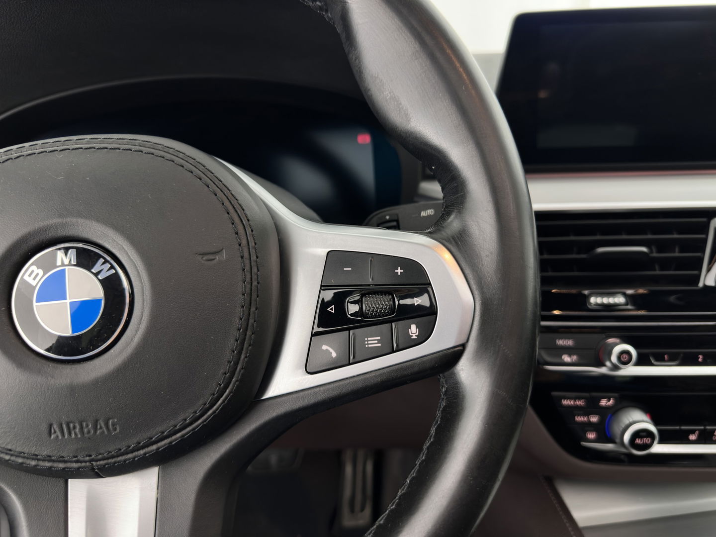 BMW 5 Serie 520i High Executive Edition M-Sportpack Aut. *PANO | LUXURY-LEATHER | FULL-LED | HARMAN/KARDON | MEMORY-PACK | DIGI-COCKPIT | NAVI-FULLMAP | HEATED-SPORTSEATS | DAB+ | AMBIENT-LIGHT | ECC | PDC | CRUISE | 19''ALU*