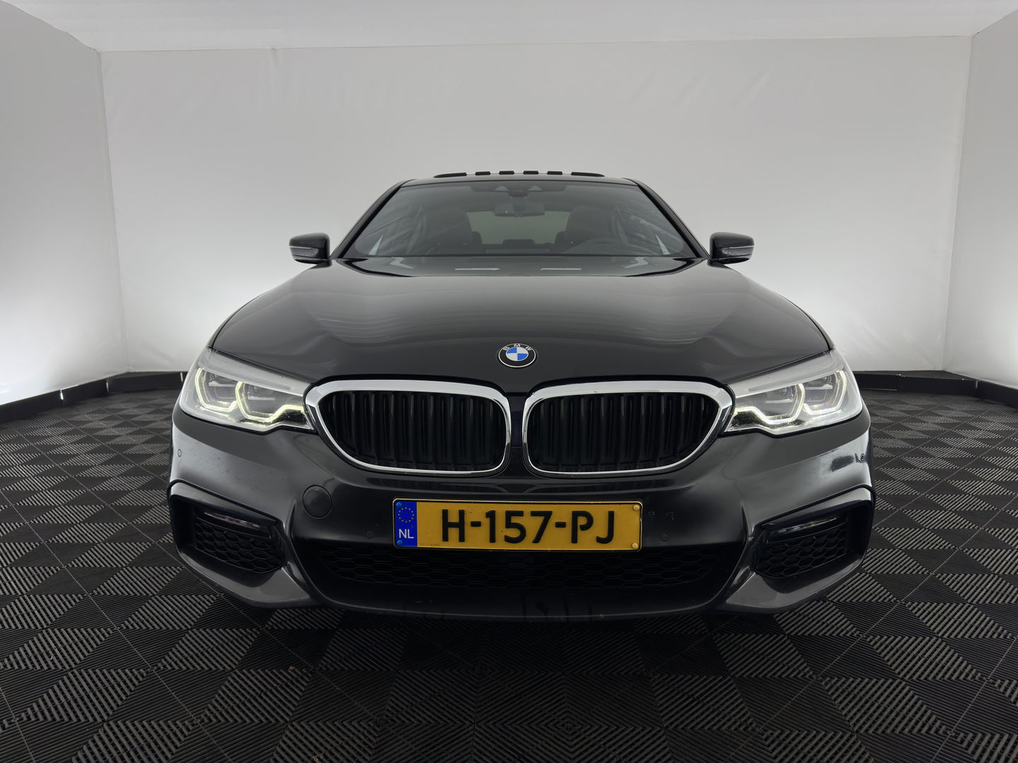 BMW 5 Serie 520i High Executive Edition M-Sportpack Aut. *PANO | LUXURY-LEATHER | FULL-LED | HARMAN/KARDON | MEMORY-PACK | DIGI-COCKPIT | NAVI-FULLMAP | HEATED-SPORTSEATS | DAB+ | AMBIENT-LIGHT | ECC | PDC | CRUISE | 19''ALU*