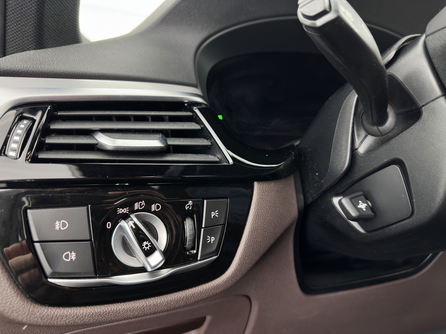 BMW 5 Serie 520i High Executive Edition M-Sportpack Aut. *PANO | LUXURY-LEATHER | FULL-LED | HARMAN/KARDON | MEMORY-PACK | DIGI-COCKPIT | NAVI-FULLMAP | HEATED-SPORTSEATS | DAB+ | AMBIENT-LIGHT | ECC | PDC | CRUISE | 19''ALU*
