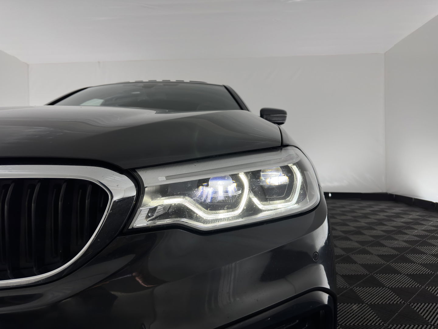 BMW 5 Serie 520i High Executive Edition M-Sportpack Aut. *PANO | LUXURY-LEATHER | FULL-LED | HARMAN/KARDON | MEMORY-PACK | DIGI-COCKPIT | NAVI-FULLMAP | HEATED-SPORTSEATS | DAB+ | AMBIENT-LIGHT | ECC | PDC | CRUISE | 19''ALU*
