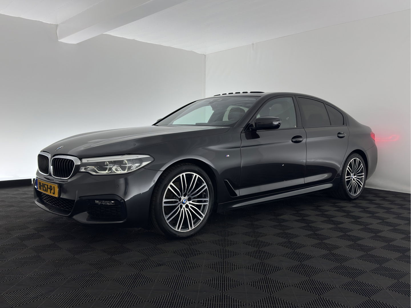BMW 5 Serie 520i High Executive Edition M-Sportpack Aut. *PANO | LUXURY-LEATHER | FULL-LED | HARMAN/KARDON | MEMORY-PACK | DIGI-COCKPIT | NAVI-FULLMAP | HEATED-SPORTSEATS | DAB+ | AMBIENT-LIGHT | ECC | PDC | CRUISE | 19''ALU*