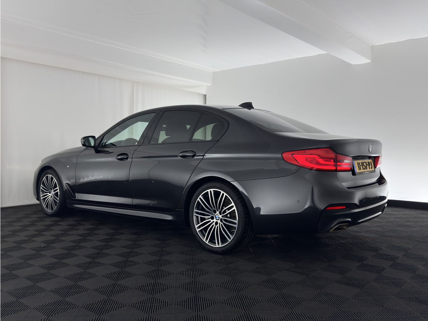 BMW 5 Serie 520i High Executive Edition M-Sportpack Aut. *PANO | LUXURY-LEATHER | FULL-LED | HARMAN/KARDON | MEMORY-PACK | DIGI-COCKPIT | NAVI-FULLMAP | HEATED-SPORTSEATS | DAB+ | AMBIENT-LIGHT | ECC | PDC | CRUISE | 19''ALU*