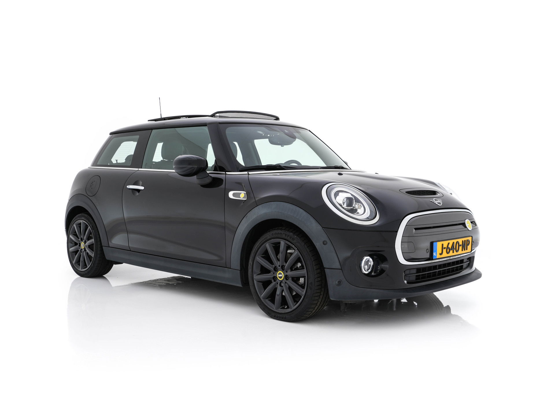 MINI Mini Electric Yours 33 kWh [ 3-Fase ] {SOH-100%} (INCL-BTW) Aut. *PANO | LUXURY-LEATHER | HARMAN/KARDON-AUDIO | MATRIX-LED | KEYLESS | CAMERA | NAVI-FULLMAP | DIGI-COCKPIT | DAB | HEAD-UP | HEATED-SPORTSEATS | AMBIENT-LIGHT | CCS-FASTLOADER