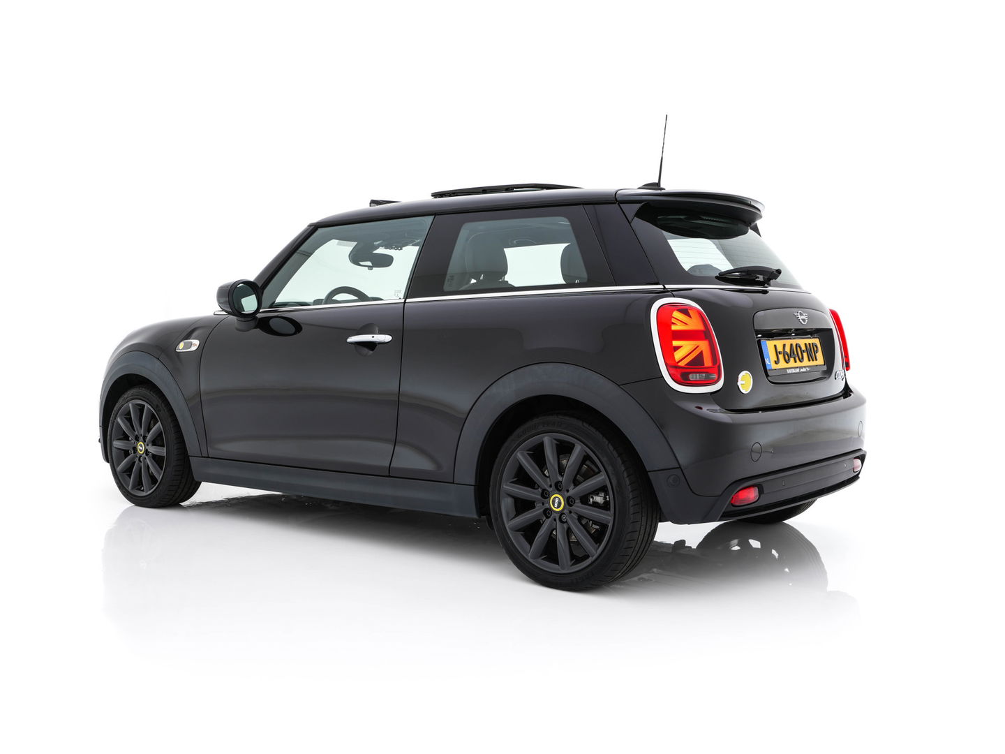 MINI Mini Electric Yours 33 kWh [ 3-Fase ] {SOH-100%} (INCL-BTW) Aut. *PANO | LUXURY-LEATHER | HARMAN/KARDON-AUDIO | MATRIX-LED | KEYLESS | CAMERA | NAVI-FULLMAP | DIGI-COCKPIT | DAB | HEAD-UP | HEATED-SPORTSEATS | AMBIENT-LIGHT | CCS-FASTLOADER