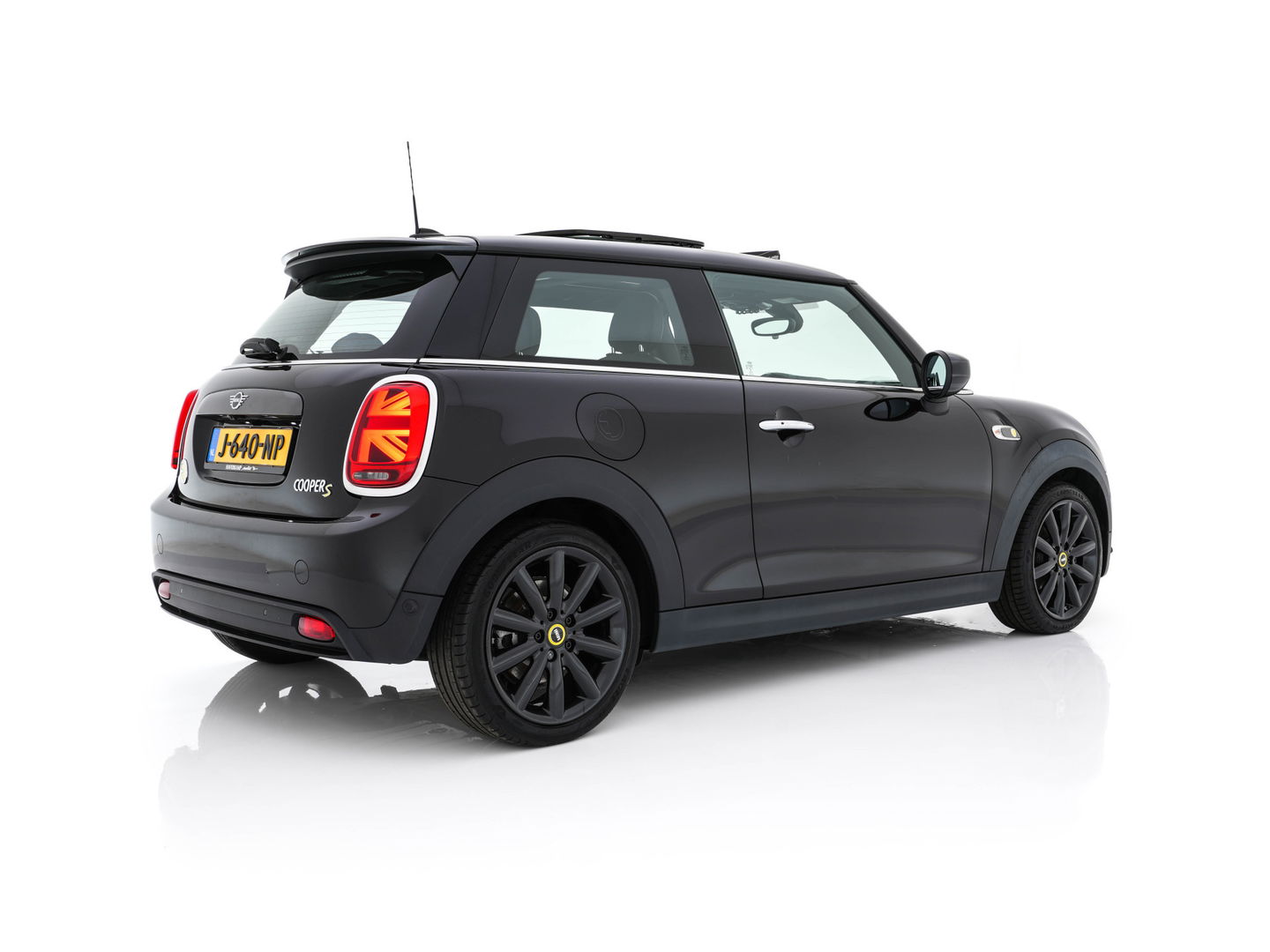 MINI Mini Electric Yours 33 kWh [ 3-Fase ] {SOH-100%} (INCL-BTW) Aut. *PANO | LUXURY-LEATHER | HARMAN/KARDON-AUDIO | MATRIX-LED | KEYLESS | CAMERA | NAVI-FULLMAP | DIGI-COCKPIT | DAB | HEAD-UP | HEATED-SPORTSEATS | AMBIENT-LIGHT | CCS-FASTLOADER