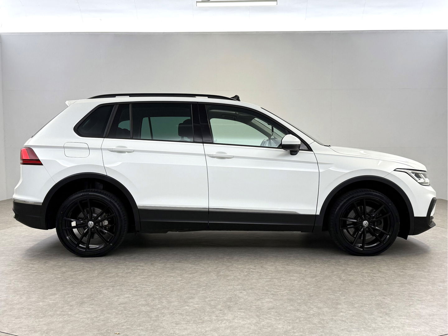 Volkswagen Tiguan 1.4 TSI eHybrid 225PK R-Line | Pano | IQ Light | Virtual | Stuur/Stoelverw. | Adaptive Cruise | Carplay | Trekh.