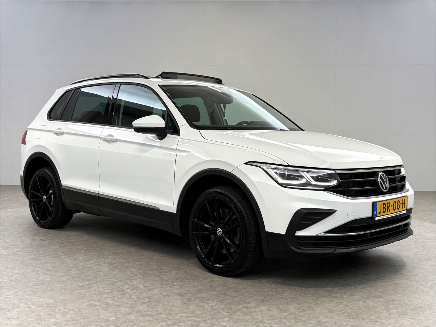 Volkswagen Tiguan 1.4 TSI eHybrid 225PK R-Line | Pano | IQ Light | Virtual | Stuur/Stoelverw. | Adaptive Cruise | Carplay | Trekh.