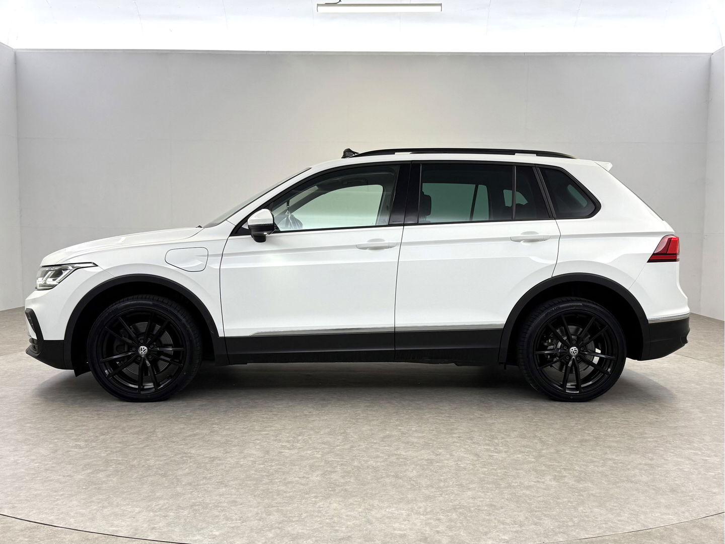 Volkswagen Tiguan 1.4 TSI eHybrid 225PK R-Line | Pano | IQ Light | Virtual | Stuur/Stoelverw. | Adaptive Cruise | Carplay | Trekh.
