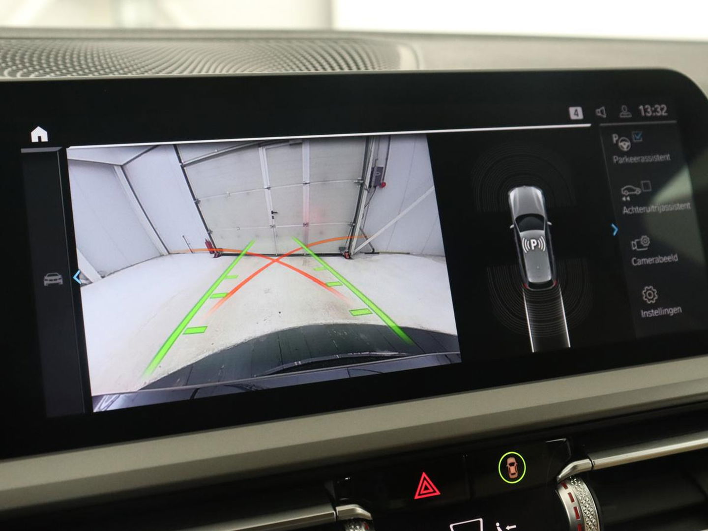 BMW 3-serie 330e Advantage | Leder | Harman/Kardon | Carplay | Live Cockpit | DAB | Camera | Park Assist | Navigatie | Full LED | PHEV | Plug In