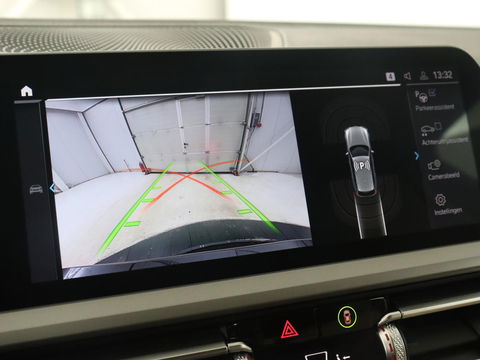 BMW 3-serie 330e Advantage | Leder | Harman/Kardon | Carplay | Live Cockpit | DAB | Camera | Park Assist | Navigatie | Full LED | PHEV | Plug In