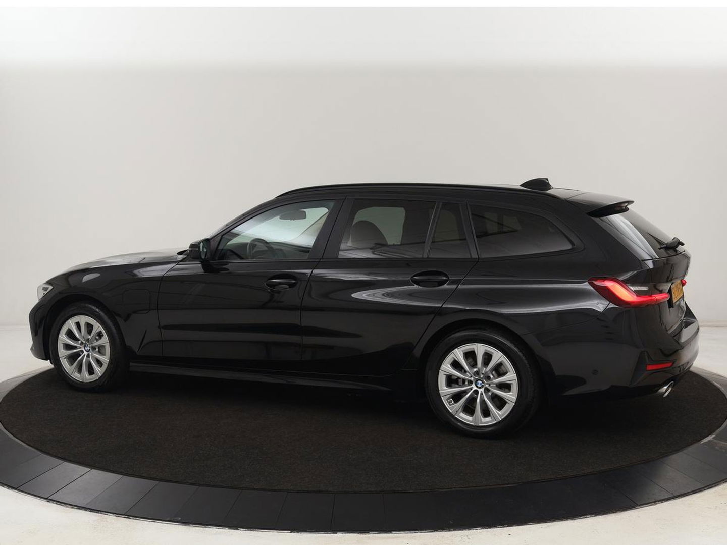 BMW 3-serie 330e Advantage | Leder | Harman/Kardon | Carplay | Live Cockpit | DAB | Camera | Park Assist | Navigatie | Full LED | PHEV | Plug In