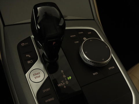 BMW 3-serie 330e Advantage | Leder | Harman/Kardon | Carplay | Live Cockpit | DAB | Camera | Park Assist | Navigatie | Full LED | PHEV | Plug In