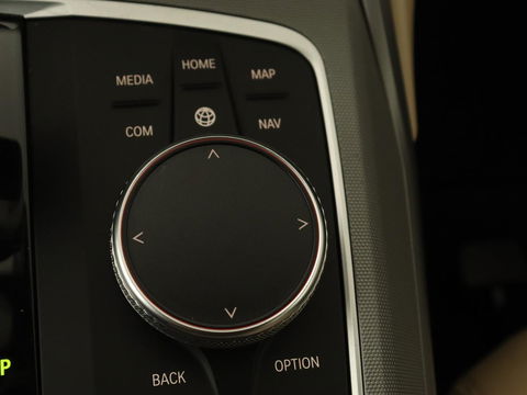BMW 3-serie 330e Advantage | Leder | Harman/Kardon | Carplay | Live Cockpit | DAB | Camera | Park Assist | Navigatie | Full LED | PHEV | Plug In