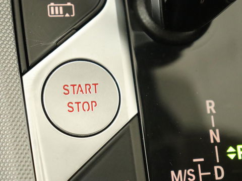 BMW 3-serie 330e Advantage | Leder | Harman/Kardon | Carplay | Live Cockpit | DAB | Camera | Park Assist | Navigatie | Full LED | PHEV | Plug In